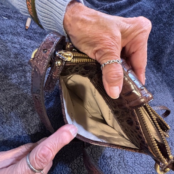 Small brahminn crossbody lots of room - Picture 4 of 6